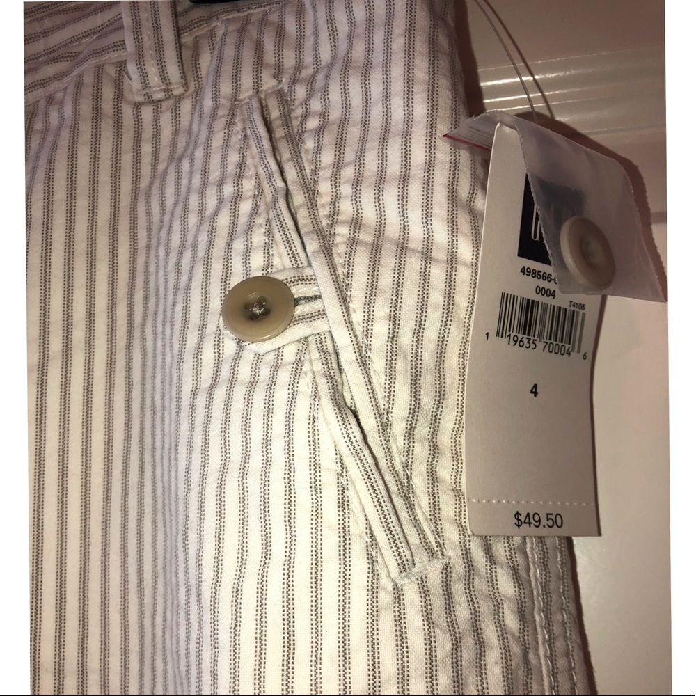 NWT. Gap Cropped pants. - Picture 3 of 6